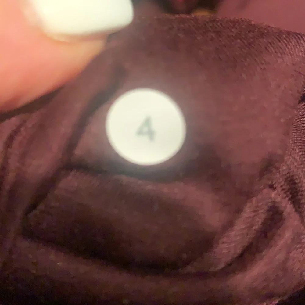 Gently worn Lululemon plum leggings with pressed pleats - Picture 4 of 4